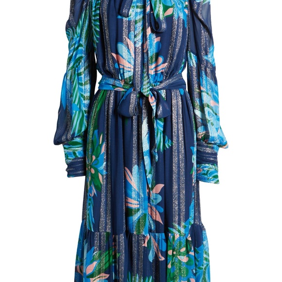 Adele Metallic Long Sleeve Midi Dress
CIEBON - Picture 7 of 12